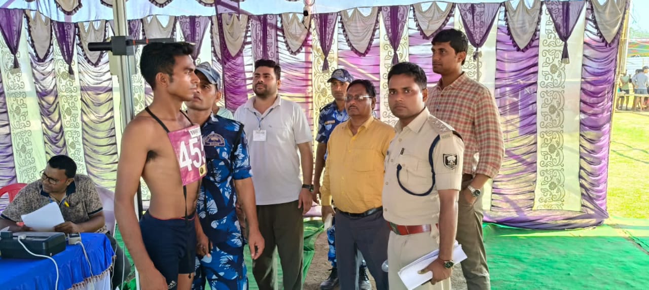 अररिया फोटो:होमगार्ड बहाली की शारीरिक जांच परीक्षा में अभ्यर्थी अररिया फोटो:होमगार्ड बहाली की शारीरिक जांच परीक्षा में अभ्यर्थी