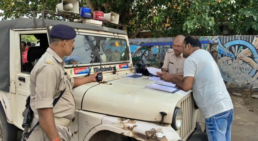 घटनास्थल पर पुलिस जांच करते हुए घटनास्थल पर पुलिस जांच करते हुए