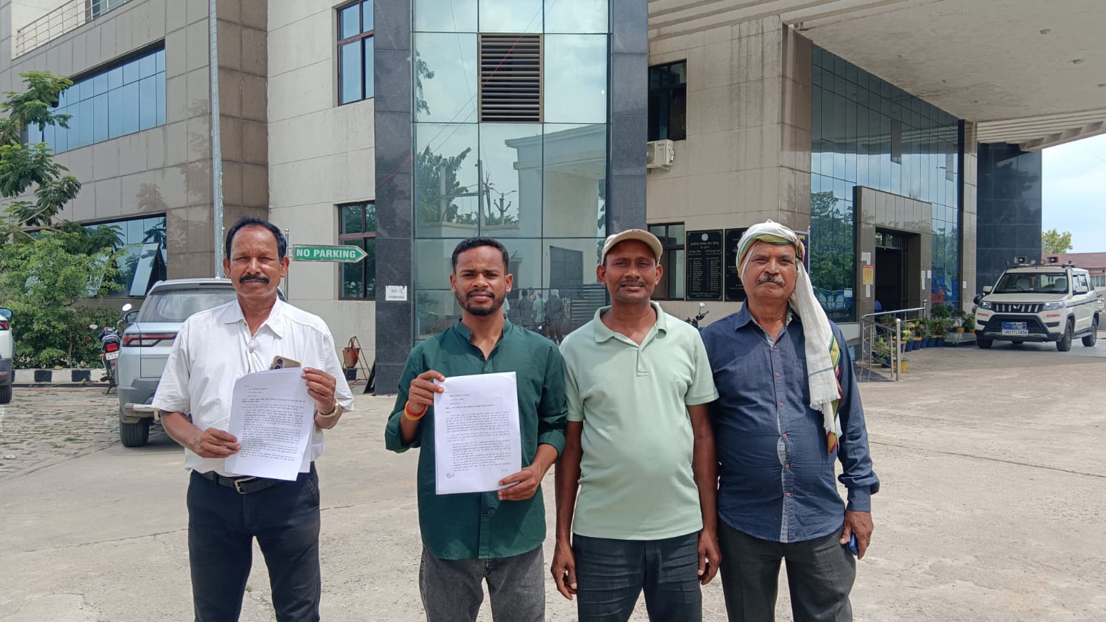 नगर परिषद में ज्ञापन देने पहुंचे ग्रामीण