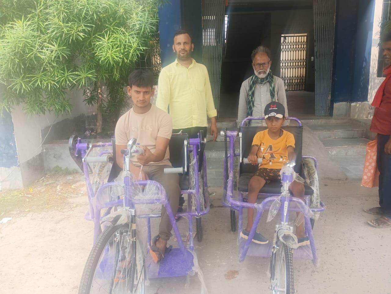 ट्राईसाईकिल के साथ बच्चे ट्राईसाईकिल के साथ बच्चे