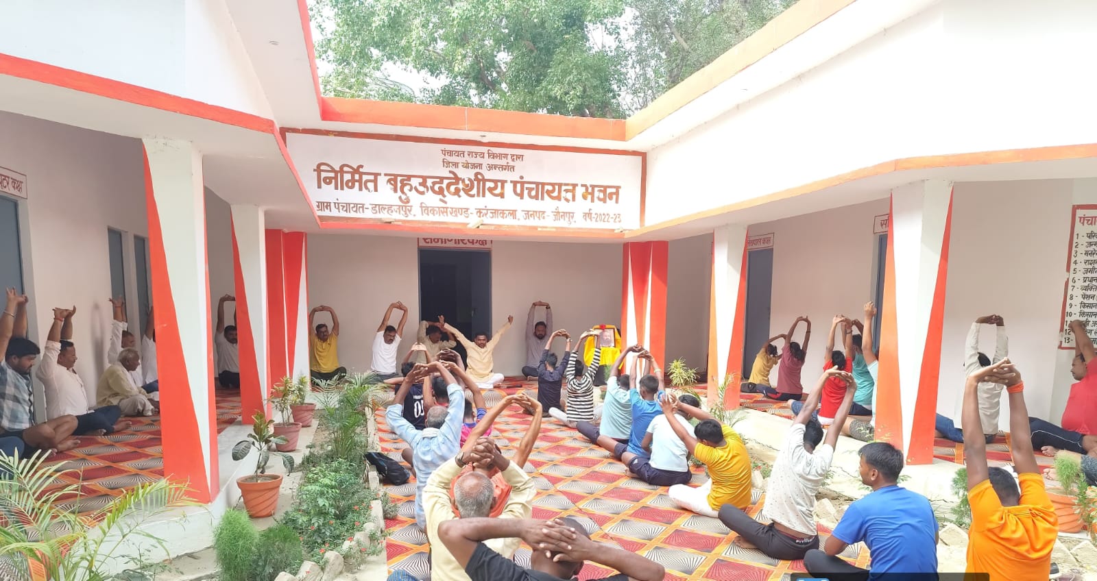 योग शिविर में भाग लेते लोग योग शिविर में भाग लेते लोग