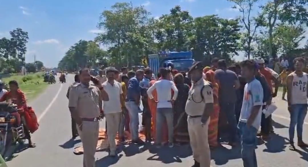 घटनाक्रम की जांच करती पुलिस घटनाक्रम की जांच करती पुलिस