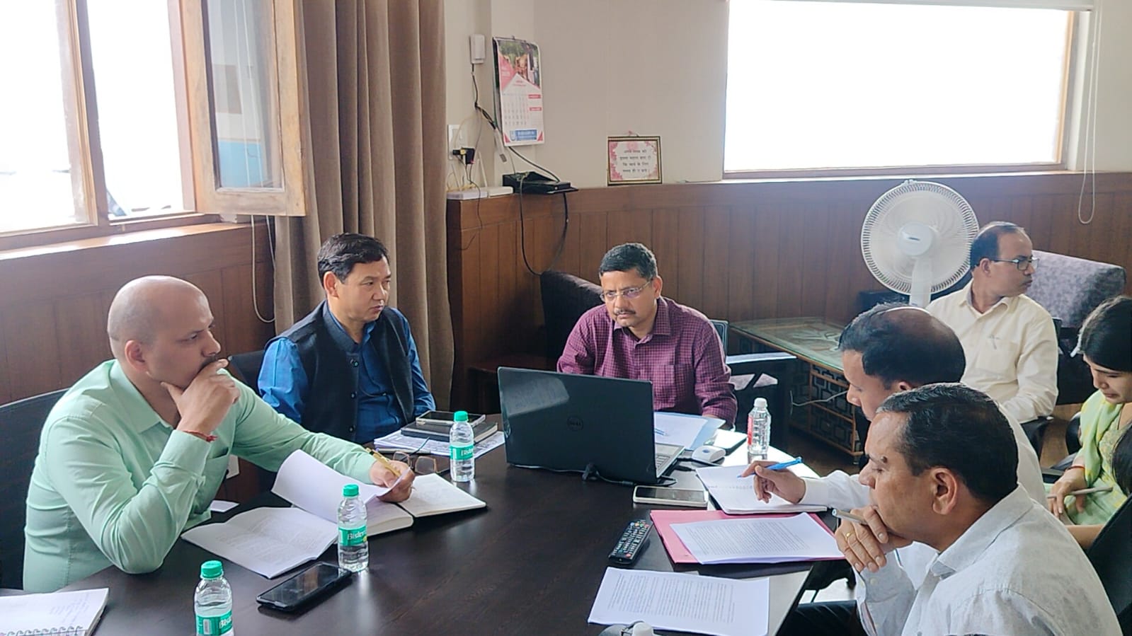 पौड़ी में अधिकारियों की बैठक लेते सीडीओ पौड़ी में अधिकारियों की बैठक लेते सीडीओ