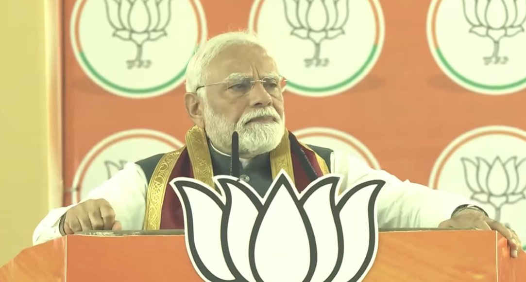 प्रधानमंत्री मोदी अलीपुरद्वार में सभा को संबोधित करते हुए प्रधानमंत्री मोदी अलीपुरद्वार में सभा को संबोधित करते हुए