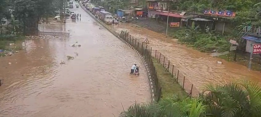 जल जमाव की वजह से राष्ट्रीय राजमार्ग 27 और 6 ठप जल जमाव की वजह से राष्ट्रीय राजमार्ग 27 और 6 ठप