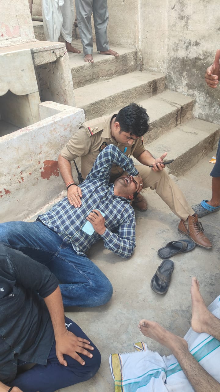पुत्र की मौत पर बिलखते पिता पुत्र की मौत पर बिलखते पिता