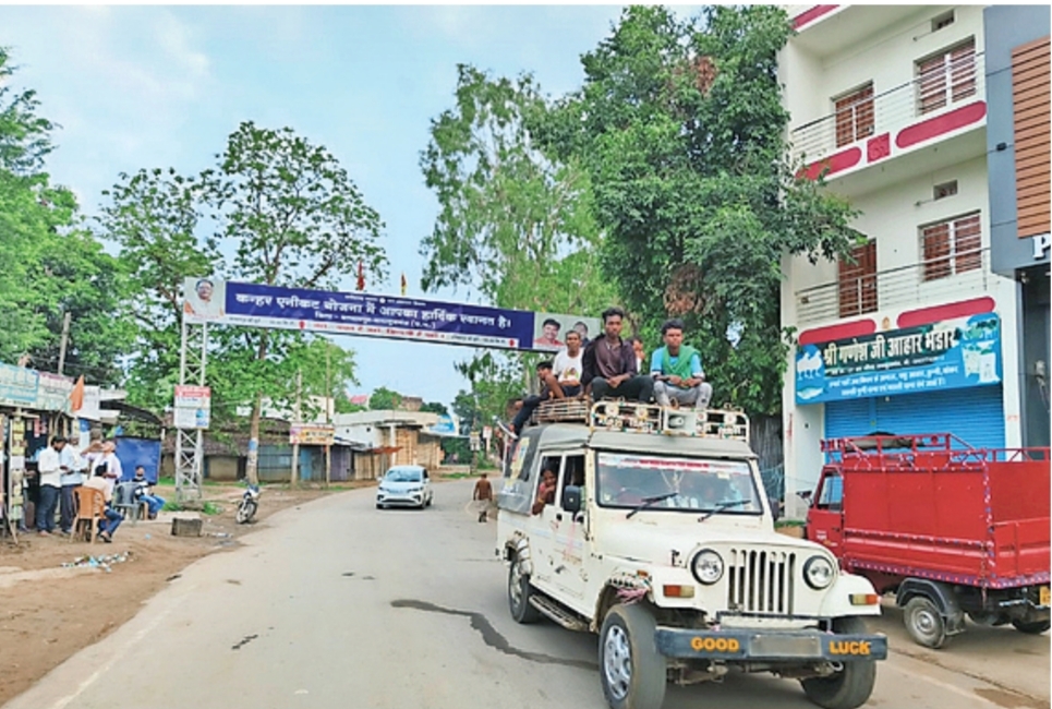 लापरवाही की हद, जीप चालक प्रतिदिन लोगों की जान डाल रहे हैं जोखिम में