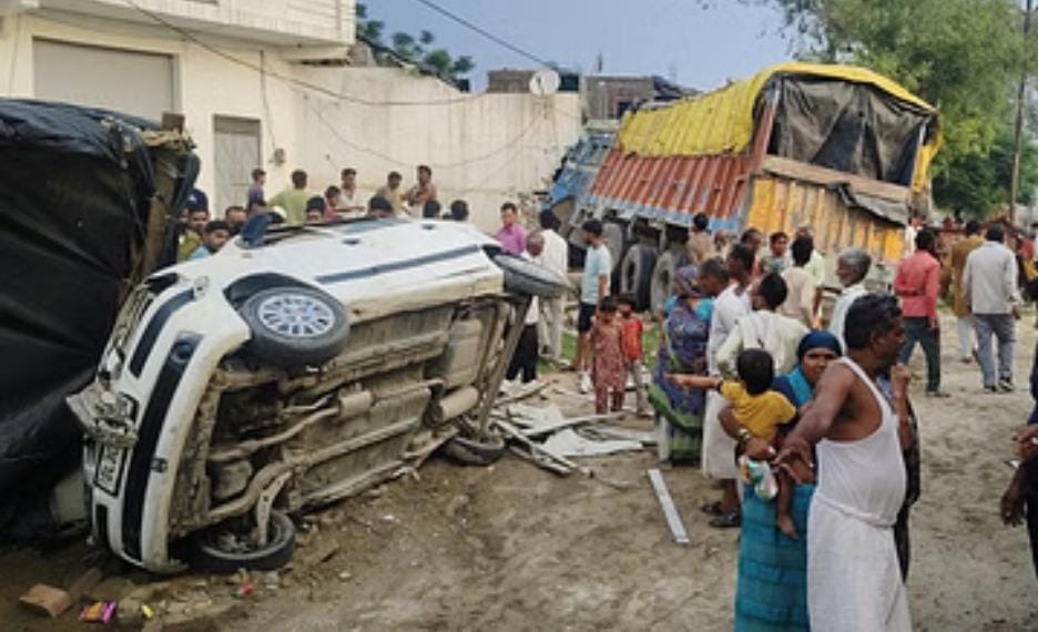मुरादाबाद-आगरा हाइवे पर थाना गुन्नौर क्षेत्र में हुआ दर्दनाक हादसा मुरादाबाद-आगरा हाइवे पर थाना गुन्नौर क्षेत्र में हुआ दर्दनाक हादसा