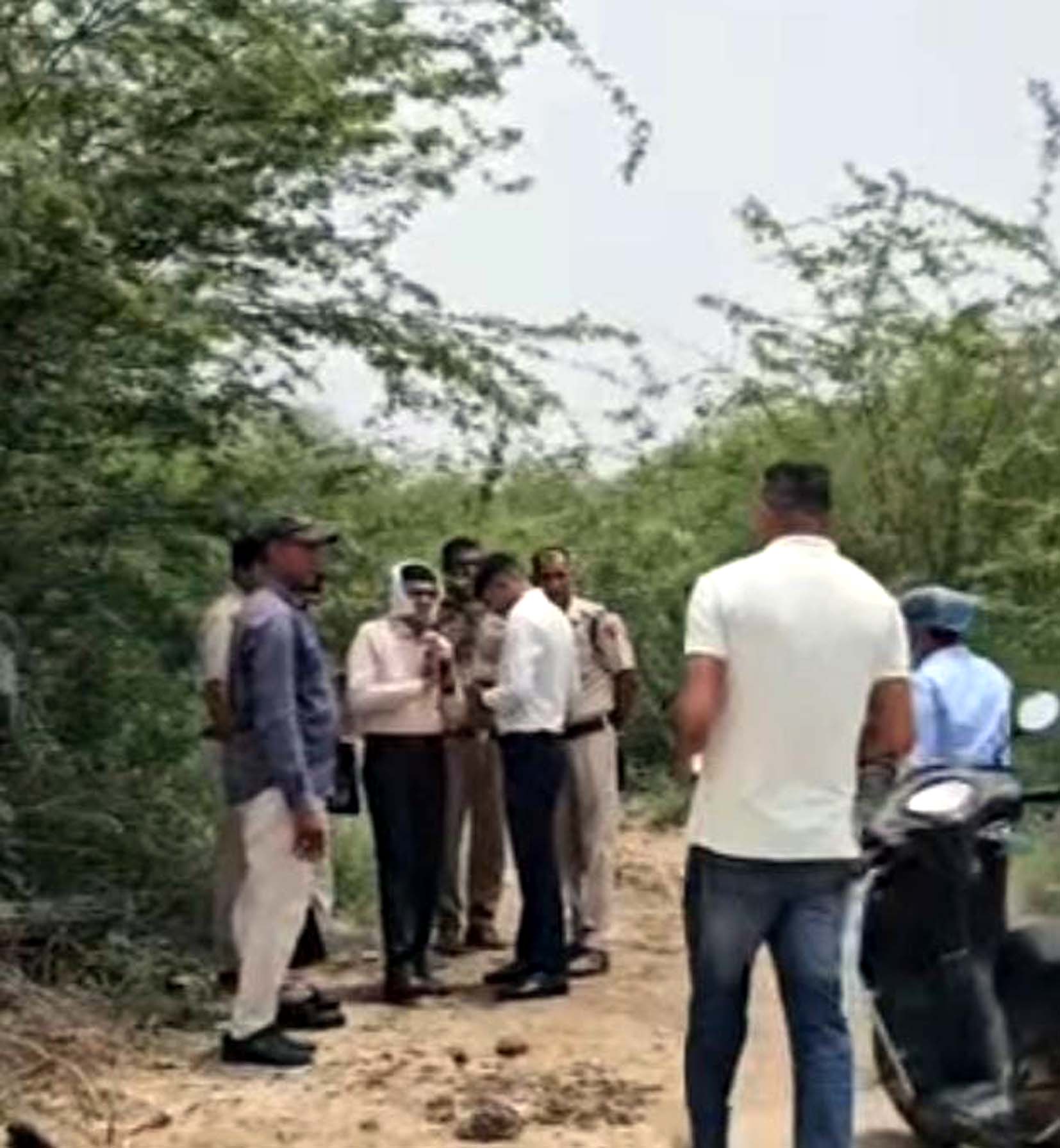 छात्र की हत्या के बाद मौके पर पहुंची पुलिस जांच करते हुए। छात्र की हत्या के बाद मौके पर पहुंची पुलिस जांच करते हुए।