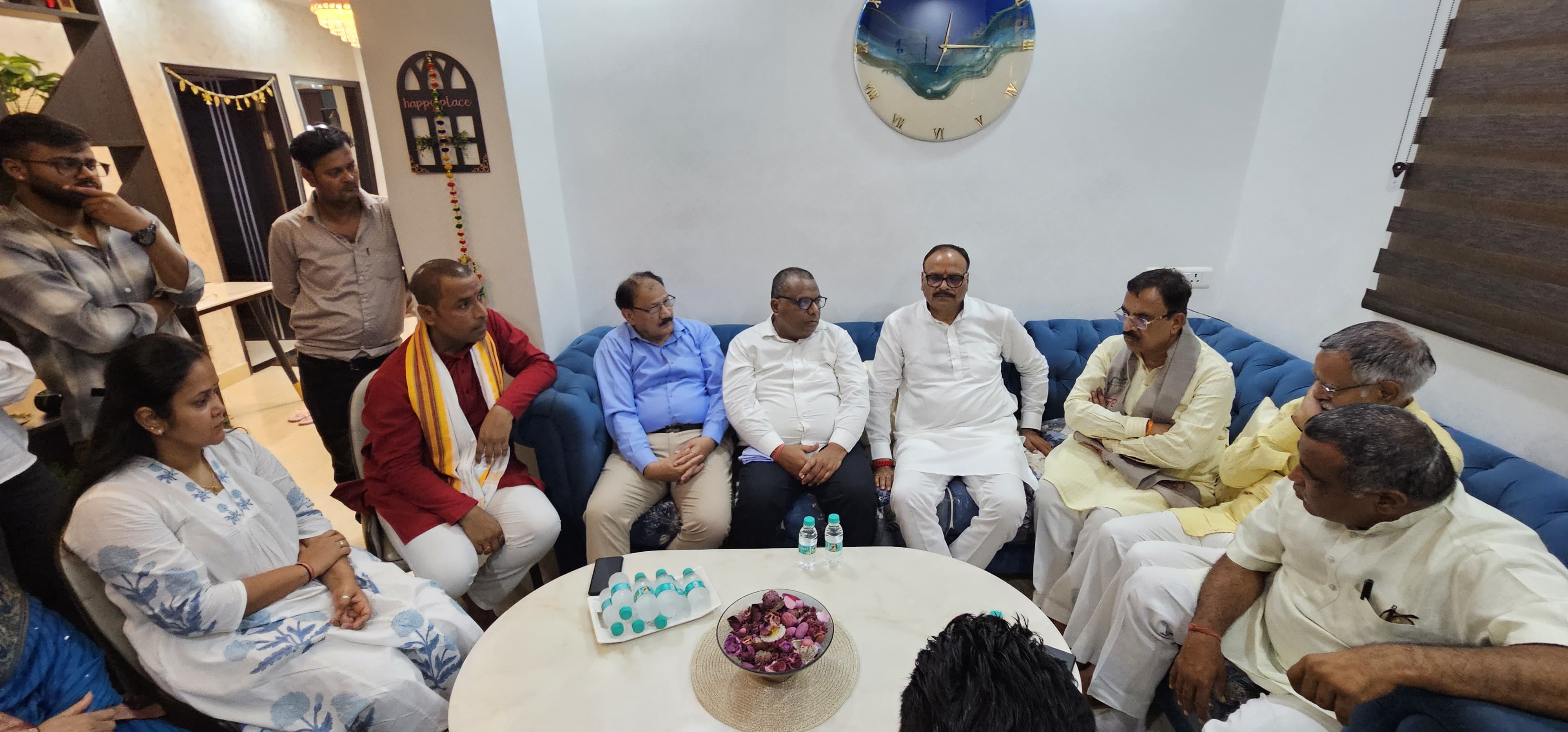 पहलगाम हमले के मृतक शुभम के परिजनों से भेंट करते उप मुख्यमंत्री