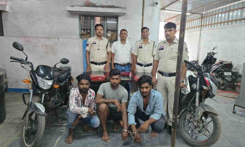 पुलिस के गिरफ्त में आरोपी पुलिस के गिरफ्त में आरोपी