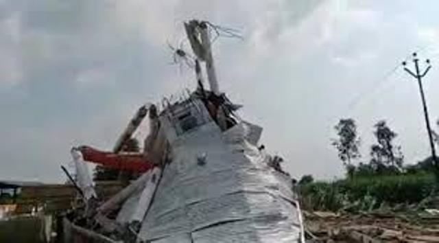 सीतापुर में गिरी पानी की टंकी सीतापुर में गिरी पानी की टंकी