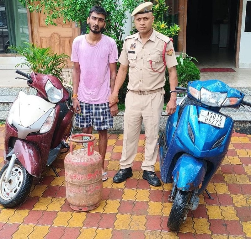 चोरी की दो स्कूटी समेत एक गिरफ्तार चोरी की दो स्कूटी समेत एक गिरफ्तार