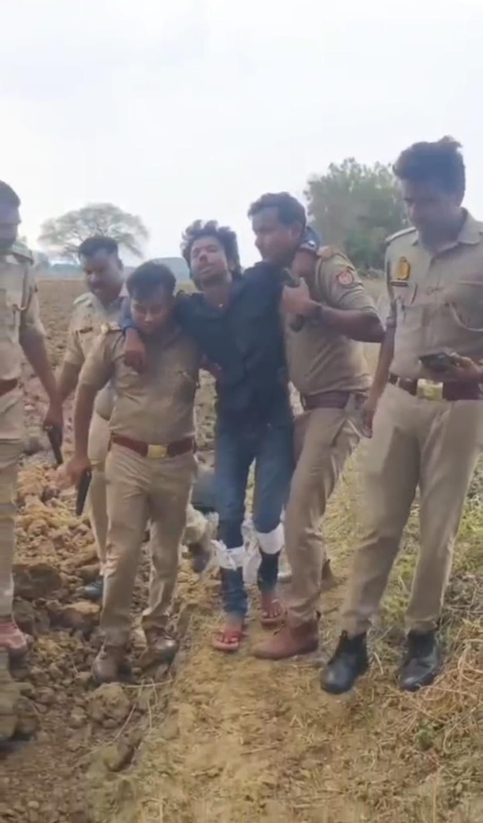 हत्याकांड के आरोपी को पुलिस ने मुठभेड़ में दोनों पैरों में मारी गोलिया हत्याकांड के आरोपी को पुलिस ने मुठभेड़ में दोनों पैरों में मारी गोलिया
