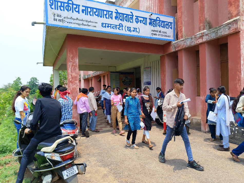 नारायण राव मेघावाले शासकीय कन्या महाविद्यालय से प्री बीएससी नर्सिंग की प्रवेश परीक्षा देकर निकलते परीक्षार्थी। नारायण राव मेघावाले शासकीय कन्या महाविद्यालय से प्री बीएससी नर्सिंग की प्रवेश परीक्षा देकर निकलते परीक्षार्थी।