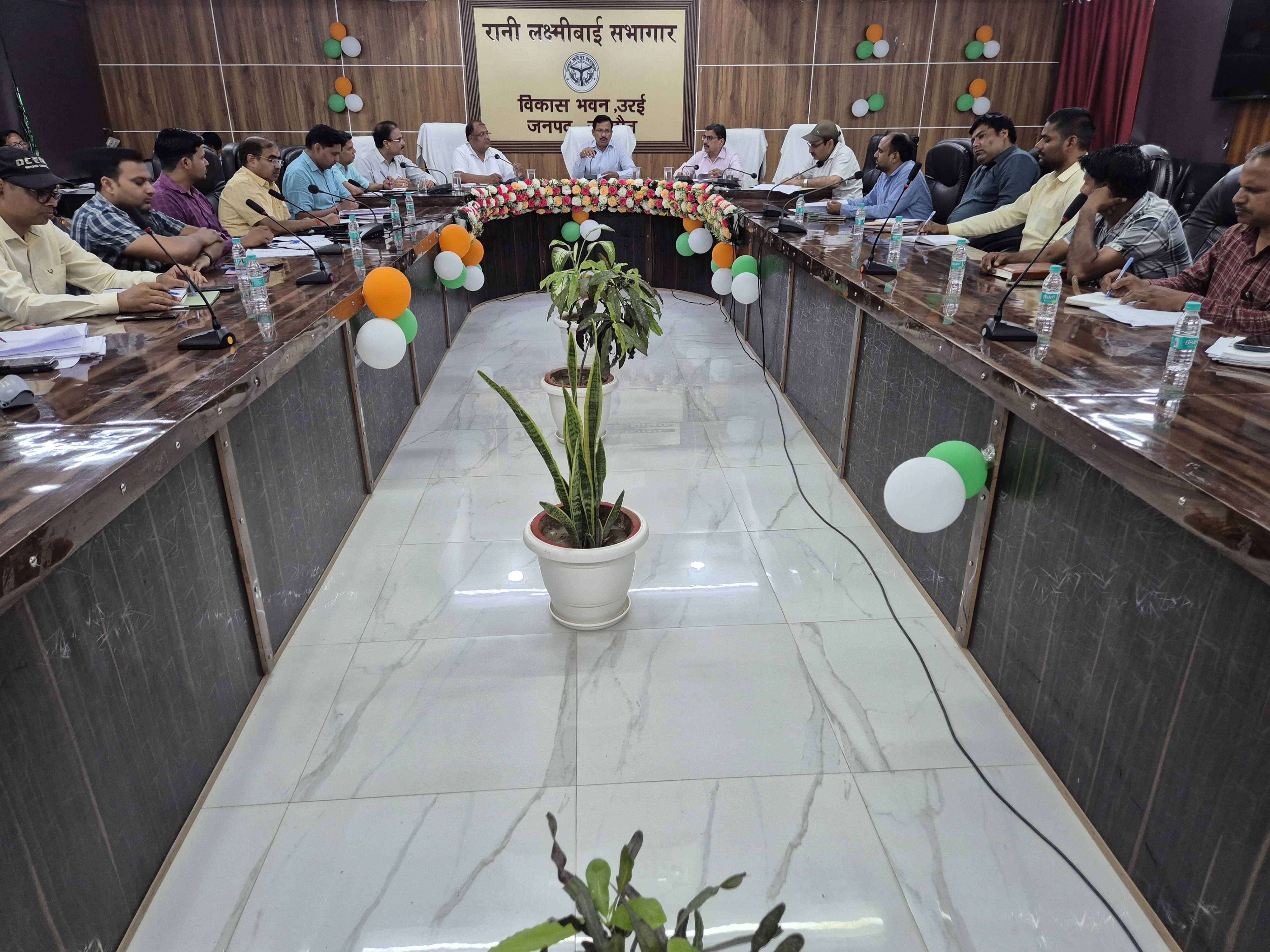 बैठक करते जिलाधिकारी बैठक करते जिलाधिकारी