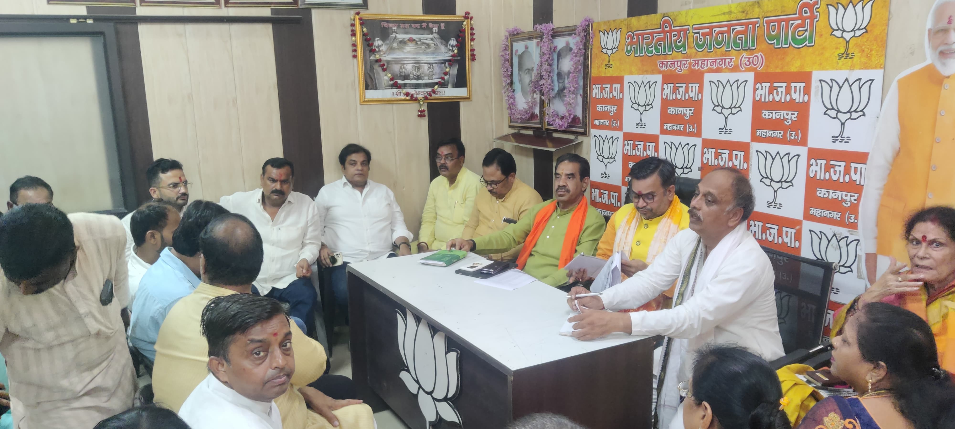 एम एल सी अनूप गुप्ता प्रधानमंत्री कार्यक्रम की लेते बैठक एम एल सी अनूप गुप्ता प्रधानमंत्री कार्यक्रम की लेते बैठक