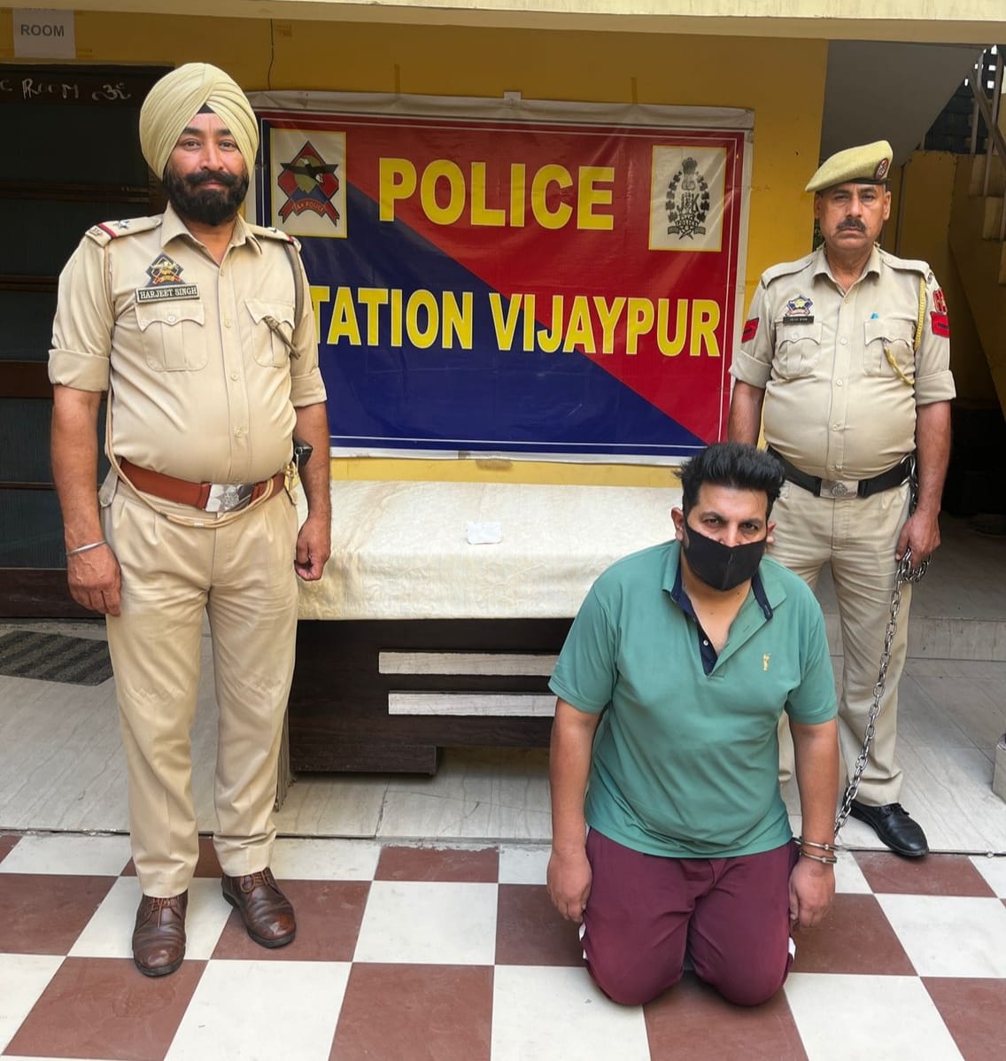सांबा पुलिस ने 15 ग्राम हेरोइन जैसे पदार्थ के साथ एक ड्रग तस्कर को पकड़ा सांबा पुलिस ने 15 ग्राम हेरोइन जैसे पदार्थ के साथ एक ड्रग तस्कर को पकड़ा