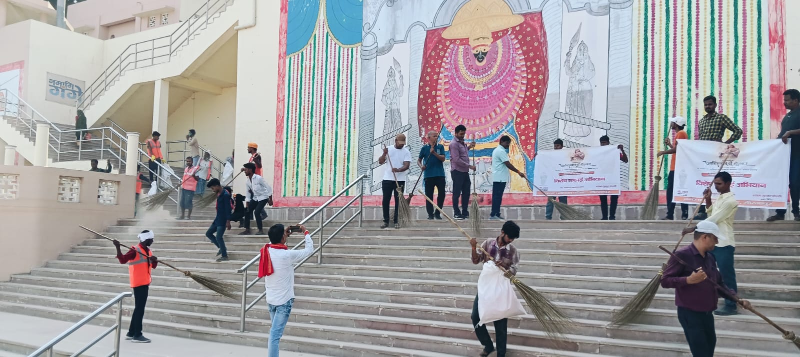 फतहां स्थित गंगा घाट पर श्रमदान करते लोग। फतहां स्थित गंगा घाट पर श्रमदान करते लोग।