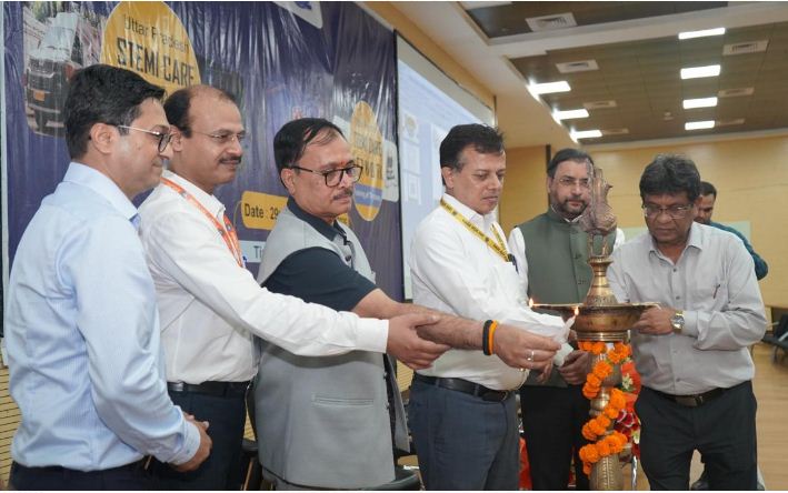 दीप जलाकर कार्यशाला का शुभारम्भ करते पार्थ सारथी सेन शर्मा दीप जलाकर कार्यशाला का शुभारम्भ करते पार्थ सारथी सेन शर्मा