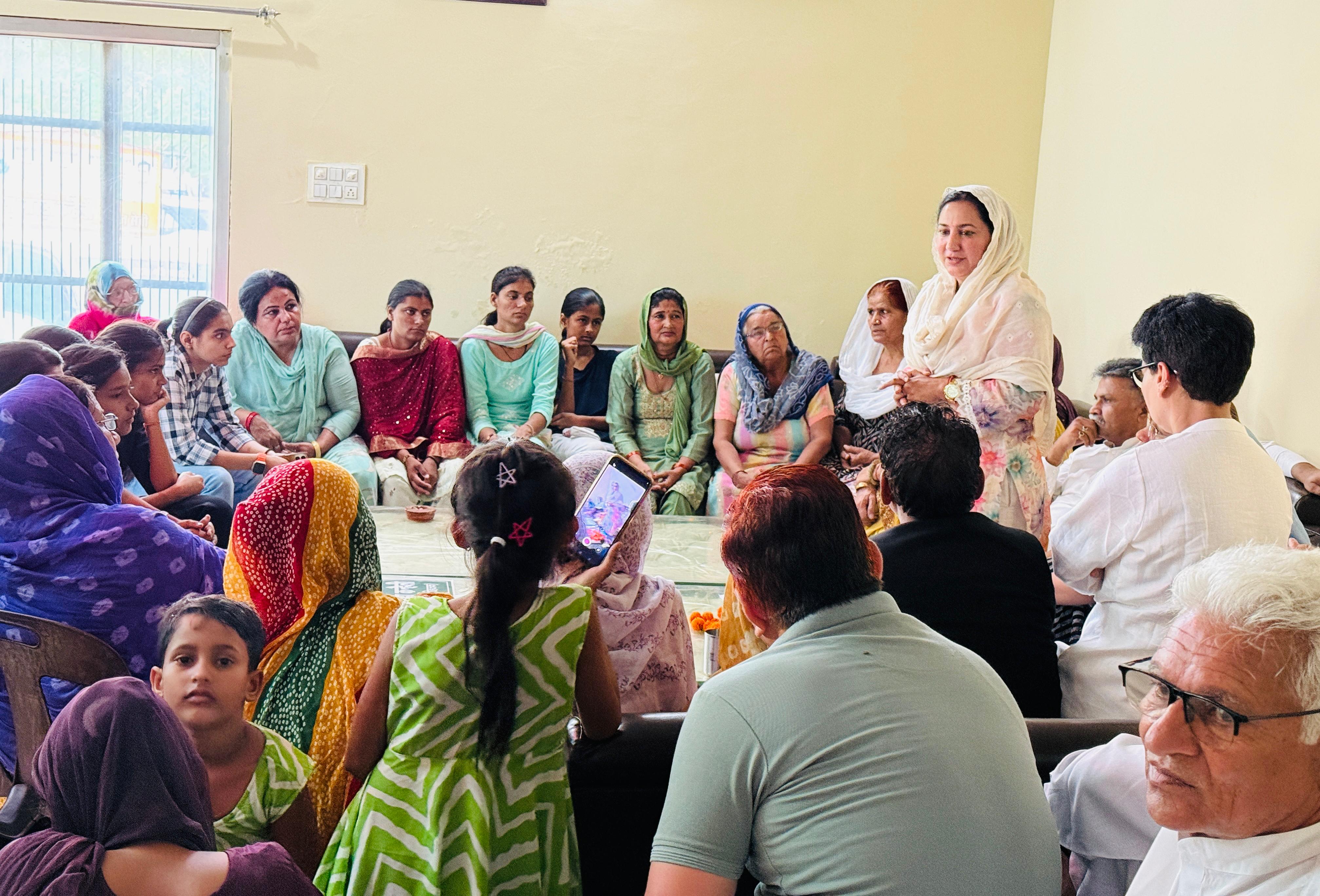 फोटो कैप्शन 29आरटीके2 : इनेलो महिला प्रदेश प्रभारी सुनेना चौटाला पदाधिकारियों की बैठक लेते फोटो कैप्शन 29आरटीके2 : इनेलो महिला प्रदेश प्रभारी सुनेना चौटाला पदाधिकारियों की बैठक लेते