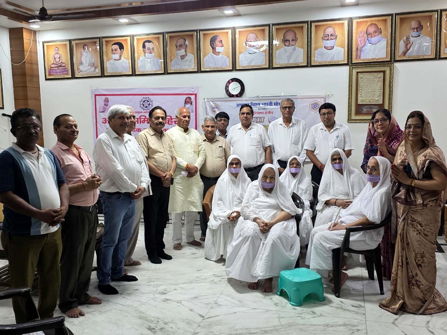 तेरापंथ भवन में उपस्थित अणुव्रत समिति के पदाधिकारी। तेरापंथ भवन में उपस्थित अणुव्रत समिति के पदाधिकारी।
