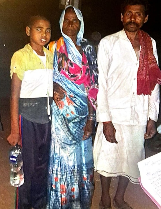अपने परिजन के साथ गुमशुदा बालक लालबाबू।