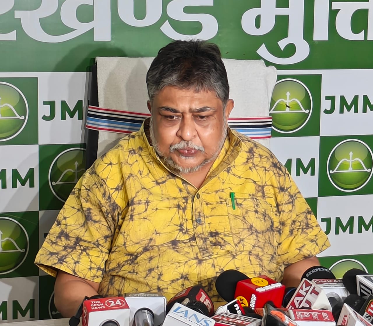 प्रेस वार्ता को संबोधित करते सुप्रियो भटटाचार्य प्रेस वार्ता को संबोधित करते सुप्रियो भटटाचार्य