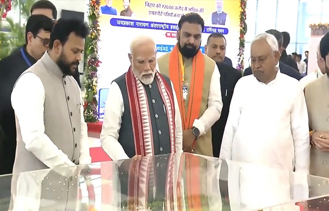प्रधानमंत्री हवाई अड्डे के नए टर्मिनल के उद्धाटन में सीएम नीतीश के साथ प्रधानमंत्री हवाई अड्डे के नए टर्मिनल के उद्धाटन में सीएम नीतीश के साथ