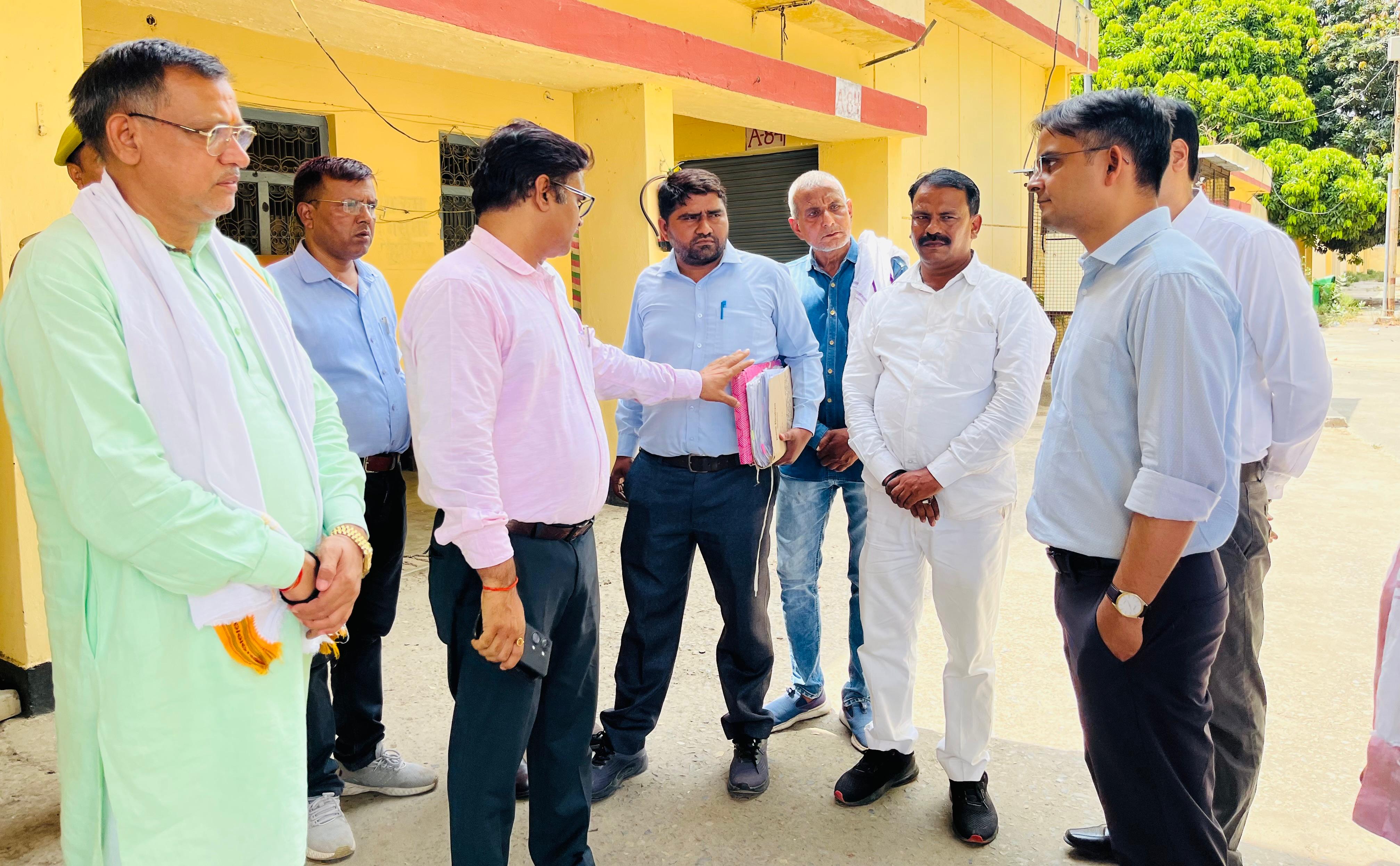 निरीक्षण करते जिलाधिकारी निरीक्षण करते जिलाधिकारी