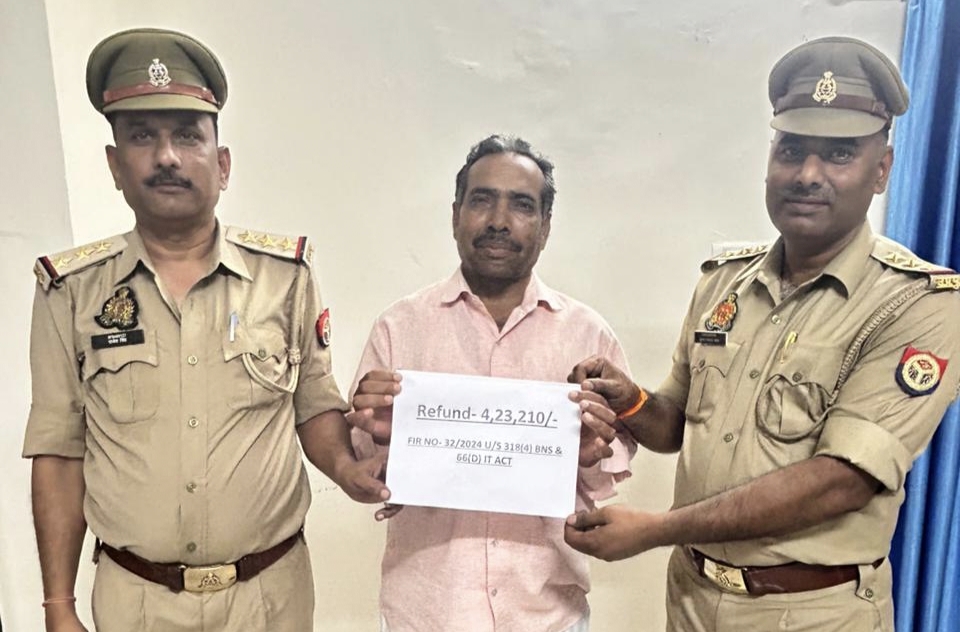 पैसे वापस कराती पुलिस टीम पैसे वापस कराती पुलिस टीम