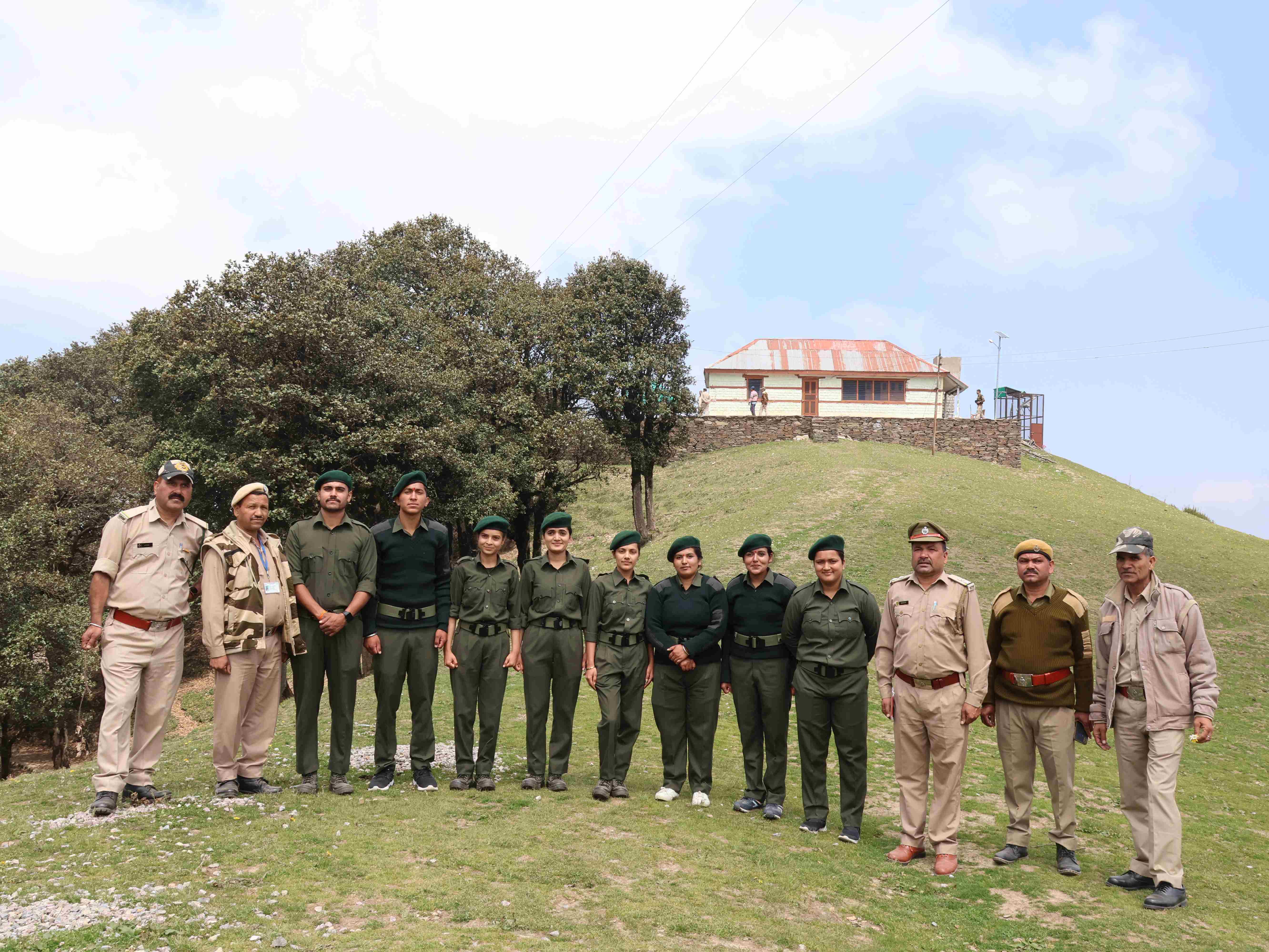 मंडी की वादियों में प्रशिक्षण लेते वनमित्र मंडी की वादियों में प्रशिक्षण लेते वनमित्र