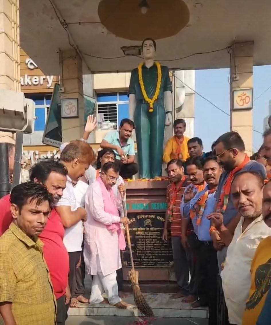 प्रतिमा की साफ सफाई करते क्षेत्रीय अध्यक्ष
