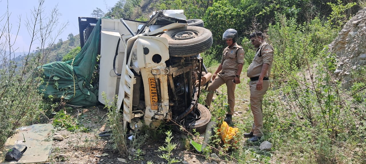 पिकप वाहन टिहरी के थाना छाम के तहत दुर्घटनाग्रस्त। पिकप वाहन टिहरी के थाना छाम के तहत दुर्घटनाग्रस्त।