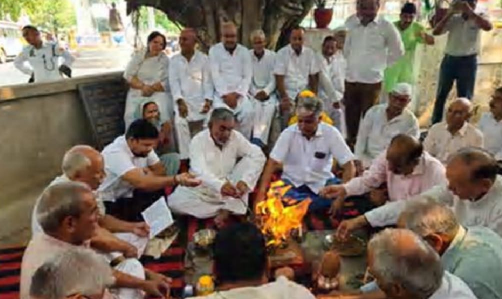 हवन करते रालोद नेता व कार्यकर्ता हवन करते रालोद नेता व कार्यकर्ता