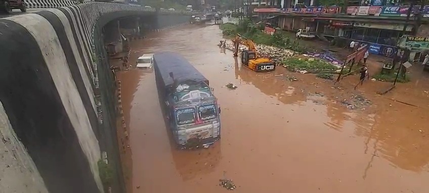 जल जमाव की वजह से राष्ट्रीय राजमार्ग 27 और 6 ठप जल जमाव की वजह से राष्ट्रीय राजमार्ग 27 और 6 ठप