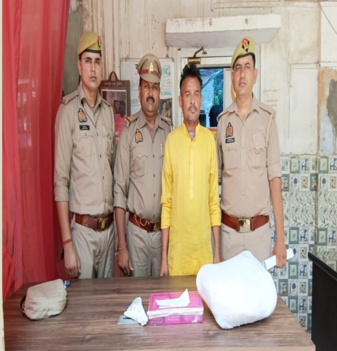 पुलिस की गिरफ्त में आरोपित चोर पुलिस की गिरफ्त में आरोपित चोर