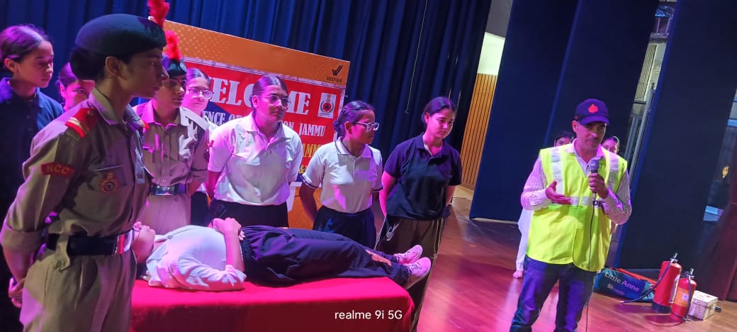 जीसीडब्ल्यू गांधी नगर में सिविल डिफेंस द्वारा जागरूकता कार्यक्रम, 250 छात्राओं ने लिया भाग