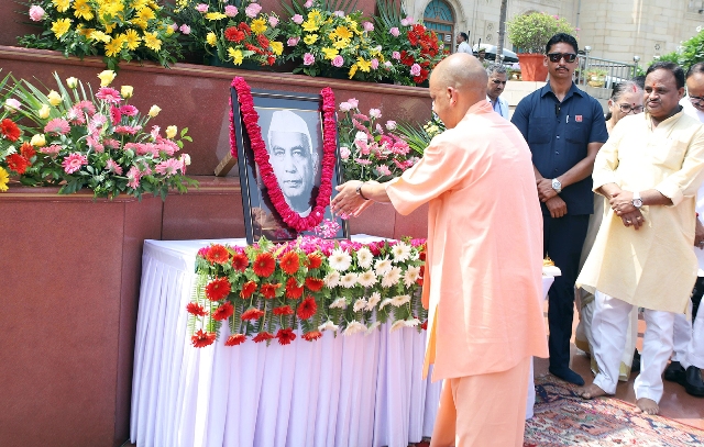 चौधरी चरण सिंह काे श्रद्धांजलि देते मुख्यमंत्री योगी आदित्यनाथ चौधरी चरण सिंह काे श्रद्धांजलि देते मुख्यमंत्री योगी आदित्यनाथ