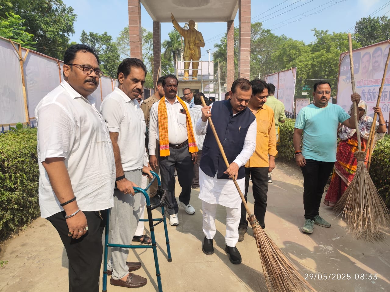स्वछता अभियान में भाग लेते सांसद