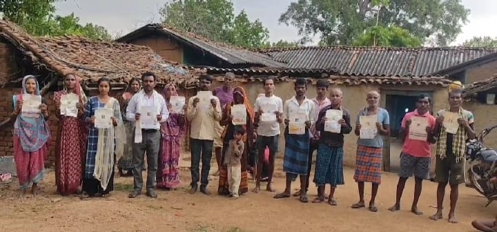 बिजली बिलों की कॉपी दिखाते ग्रामीण बिजली बिलों की कॉपी दिखाते ग्रामीण