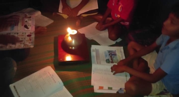 अंधेरे में चिमनी में पढ़ाई करते चच्चे अंधेरे में चिमनी में पढ़ाई करते चच्चे