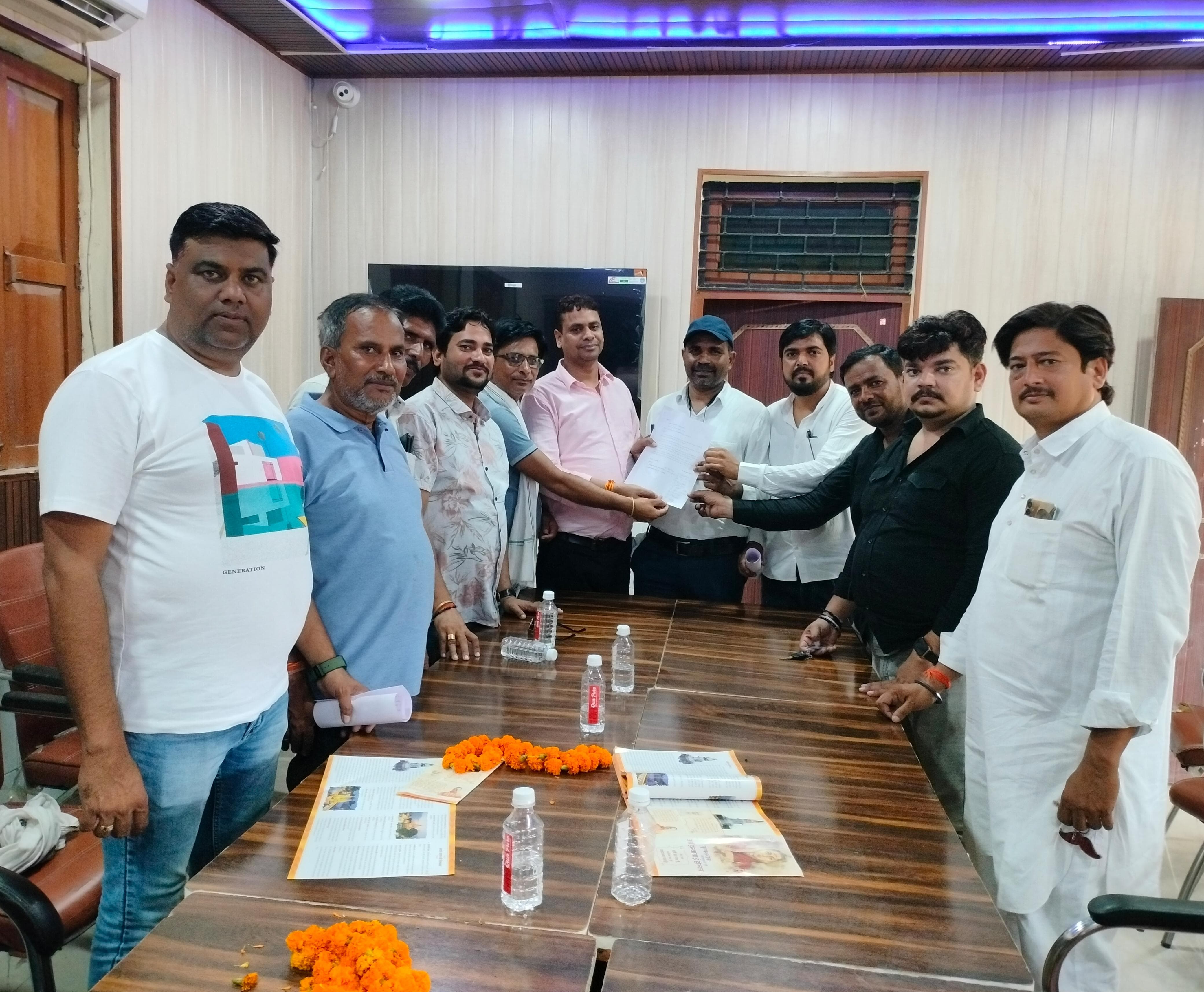 नगर पंचायत जहानाबाद में हंगामा काटते सभासद नगर पंचायत जहानाबाद में हंगामा काटते सभासद