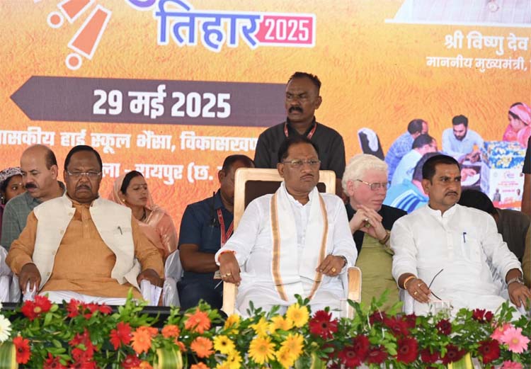 मुख्यमंत्री साय रायपुर जिले के ग्राम भैंसा में आयोजित सुशासन शिविर में मुख्यमंत्री साय रायपुर जिले के ग्राम भैंसा में आयोजित सुशासन शिविर में