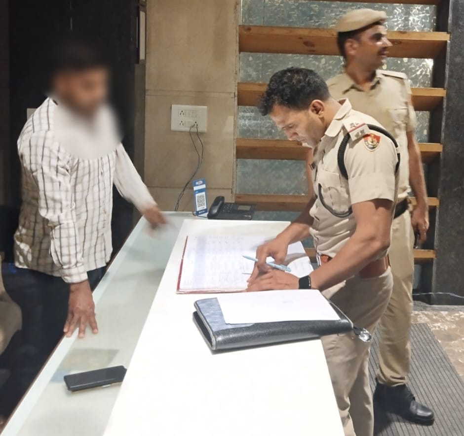 गुरुवार को झज्जर के एक होटल के रजिस्टर की जांच करती पुलिस। गुरुवार को झज्जर के एक होटल के रजिस्टर की जांच करती पुलिस।