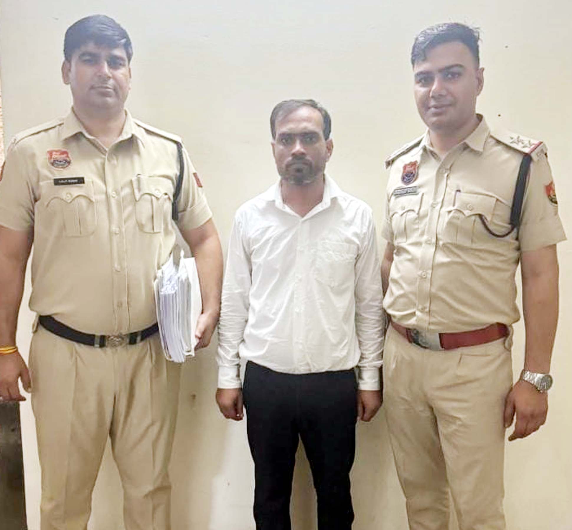 पुलिस की गिरफ्त में डिजिटल ठगी करने का आरोपी वकील। पुलिस की गिरफ्त में डिजिटल ठगी करने का आरोपी वकील।