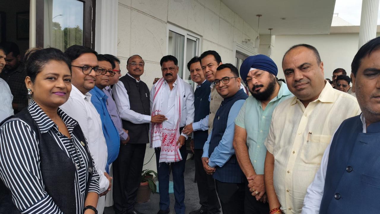 मंत्री से मिलते चेंबर के पदाधिकारियों की तस्वीर मंत्री से मिलते चेंबर के पदाधिकारियों की तस्वीर