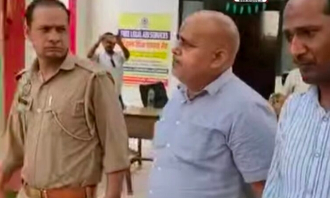 पुलिस की गिरफ्त में राजस्व कर्मी पुलिस की गिरफ्त में राजस्व कर्मी