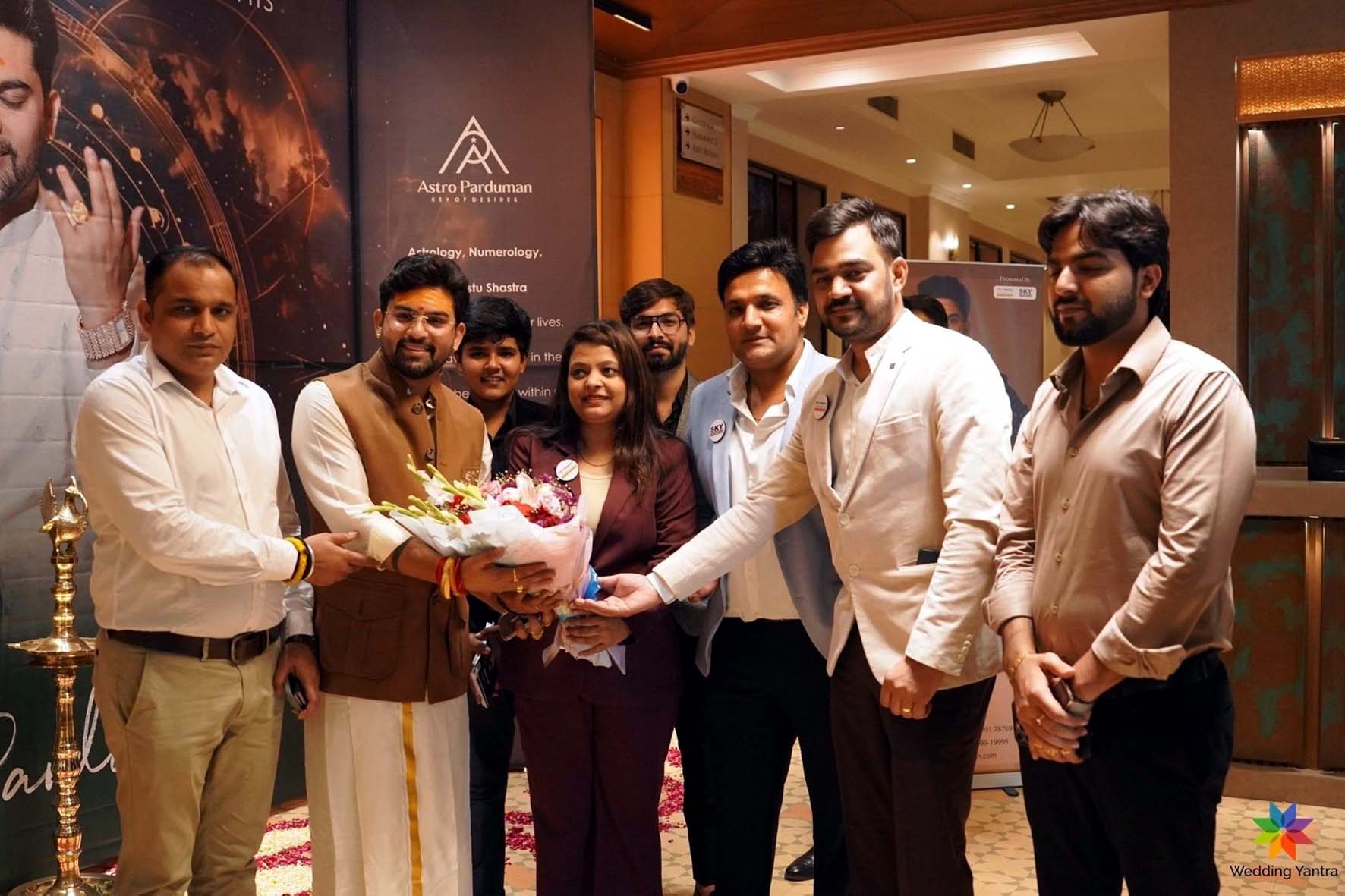 कार्यक्रम में एस्ट्रोलॉजर प्रदुमन सूरी का स्वागत करते आयोजक। कार्यक्रम में एस्ट्रोलॉजर प्रदुमन सूरी का स्वागत करते आयोजक।
