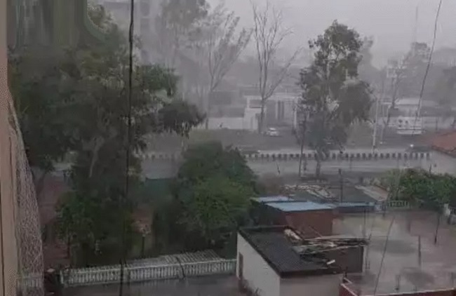 मप्रः इंदौर-भोपाल समेत कई जिलों में तेज आंधी के साथ हुई झमाझम बारिश, ओले भी गिरे मप्रः इंदौर-भोपाल समेत कई जिलों में तेज आंधी के साथ हुई झमाझम बारिश, ओले भी गिरे